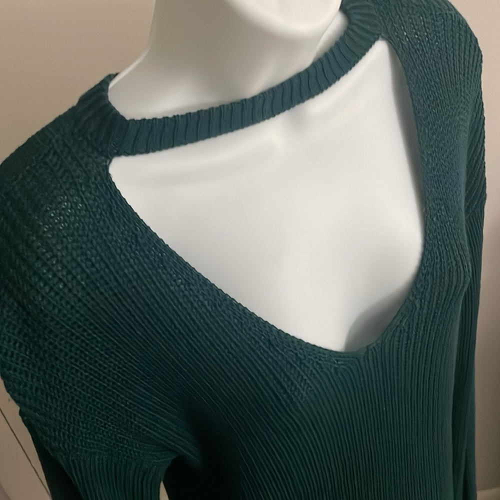 Cut out sweater - Picture 3 of 3